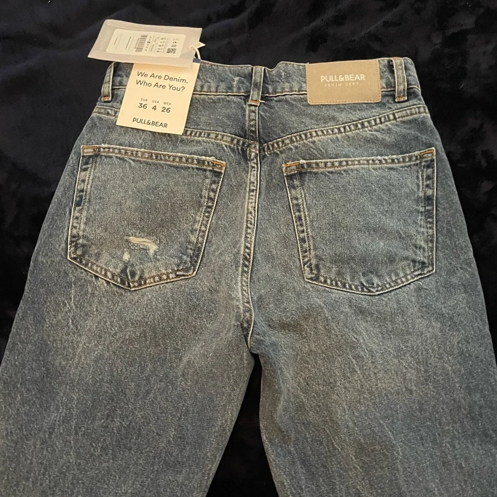 Pull&Bear 90s straight leg jean w/ rips and split hem in blue - Picture 9 of 14
